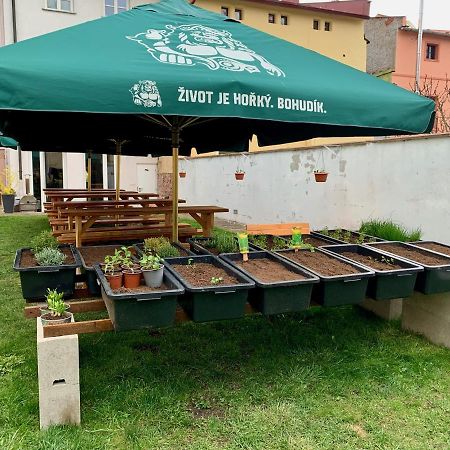 Penzion A Restaurace 14 Хостинне Экстерьер фото