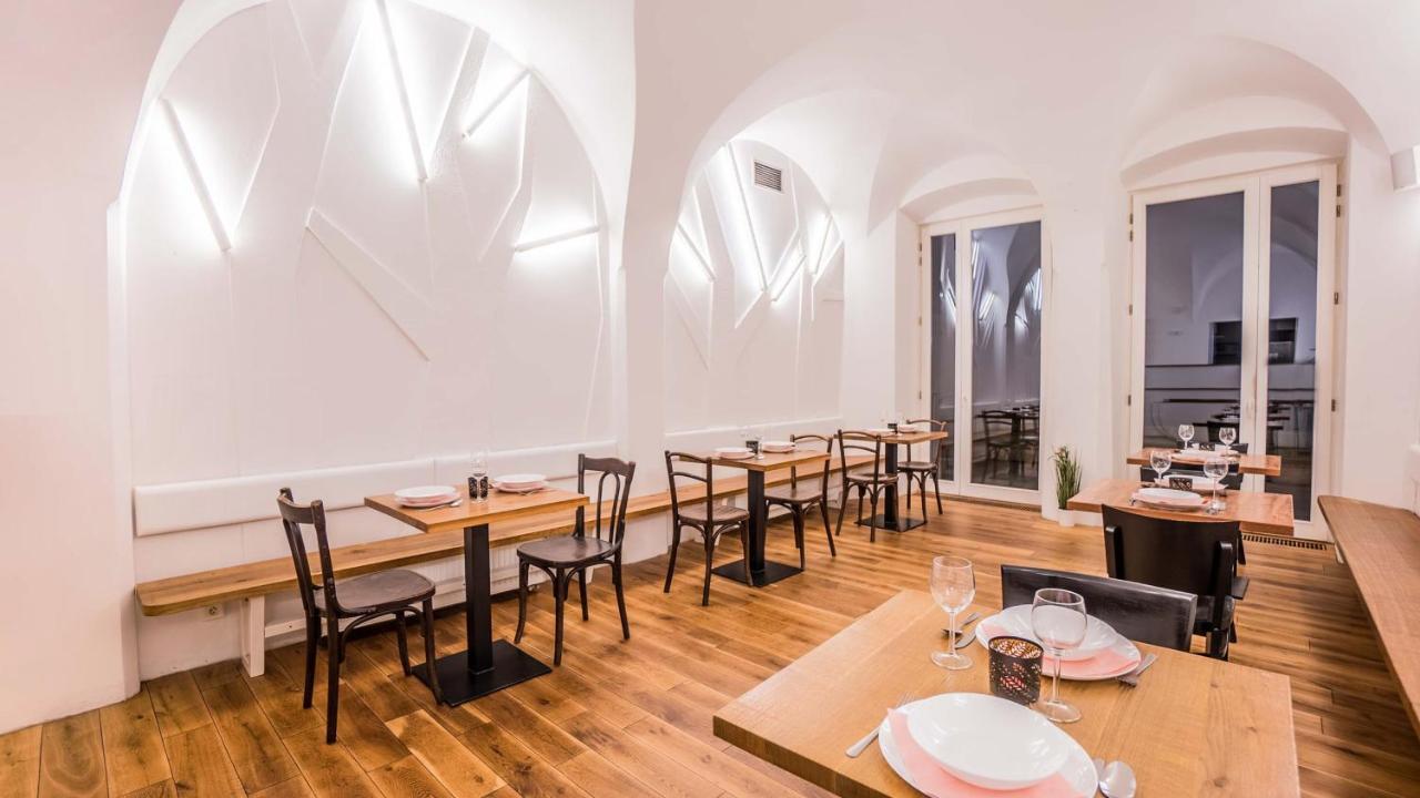 Penzion A Restaurace 14 Хостинне Экстерьер фото